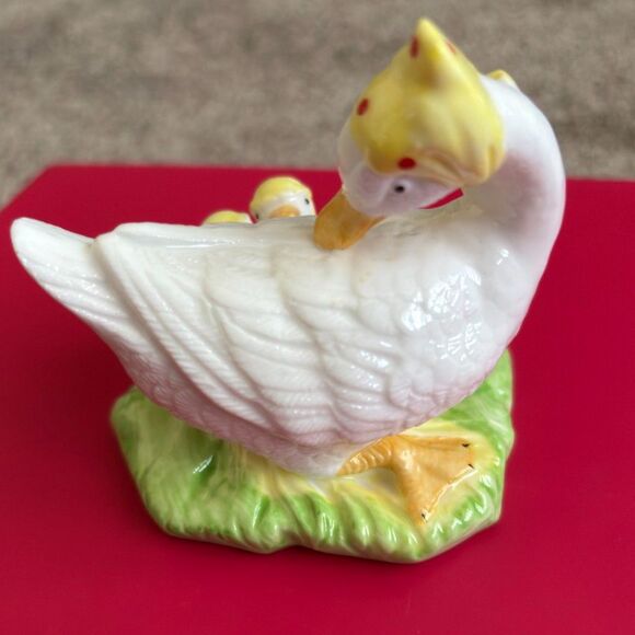 Mama Duck & Her Ducklings w/ Bonnets Fine Porcelain Figurine 4" H x 4" W - Picture 2 of 3